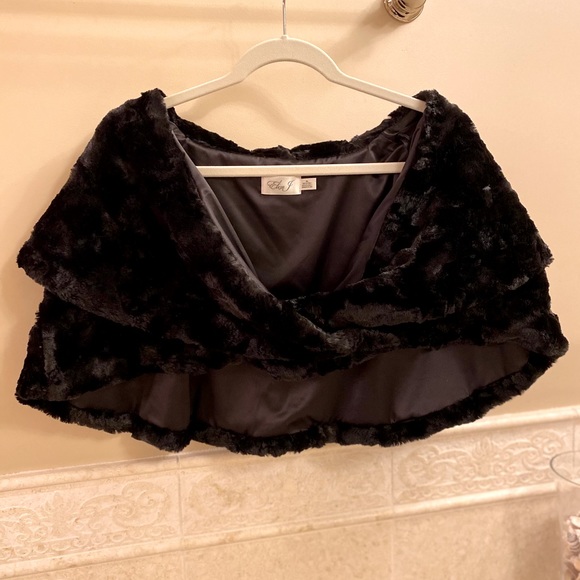 Eliza J Accessories - Eliza J xl faux fur black shrug with snap